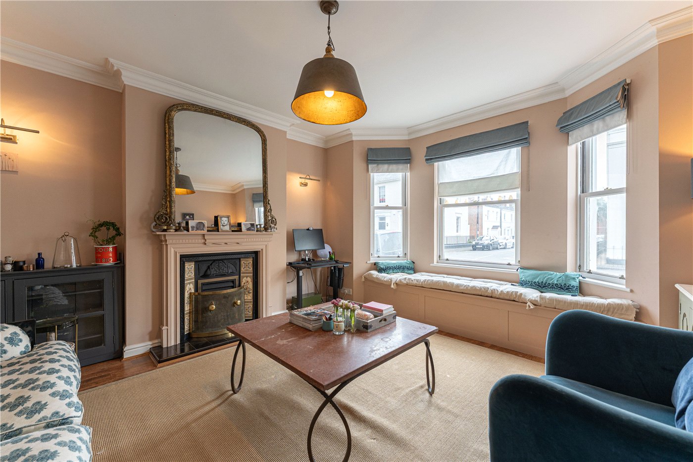 Sitting Room To Bay